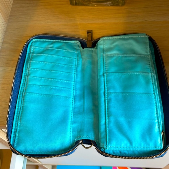 Travelon Ladies Wallet - Picture 6 of 10